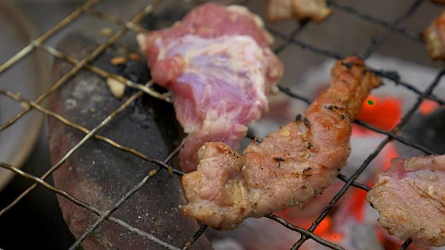 在烧烤架上自制的猪肉牛排肉视频素材