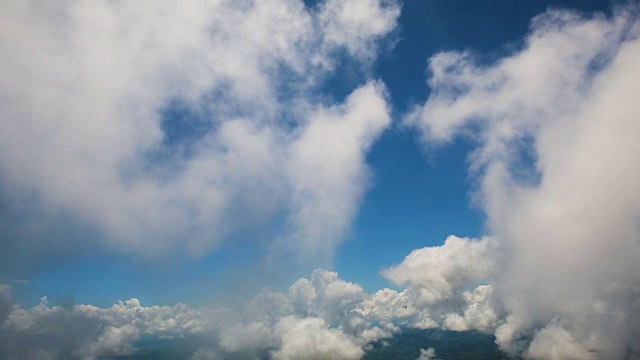 从飞机的窗口看地球和云。视频素材