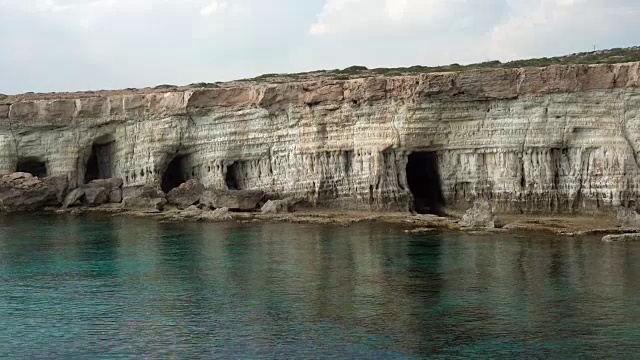 美丽的岩石和绿松石地中海全景，在地标格列科角塞浦路斯。海滨在夏天视频素材