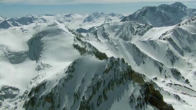 在白雪皑皑的安第斯山脉风景优美的空中景观视频素材