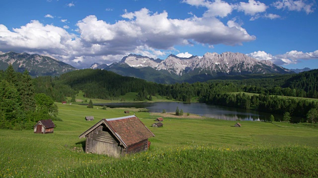 拍摄于杰洛兹湖，背景是小屋和卡温德尔山脉。Geroldsee, Mittenwald, Garmisch-Partenkirchen，巴伐利亚阿尔卑斯山，Karwendel山脉，德国巴伐利亚。视频素材