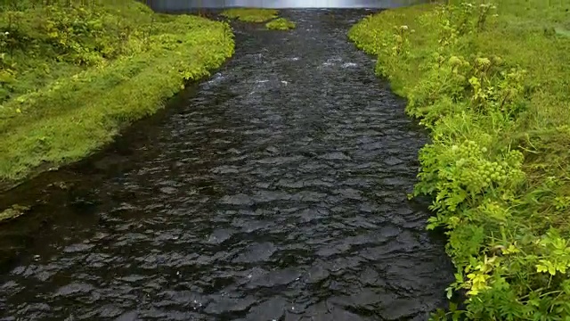 瀑布在流视频素材