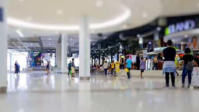 4K Time Lapse 4096x2160:购物中心的人群，以及在购物中心走来走去的ProRes 422HQ。zoomout风格。视频素材