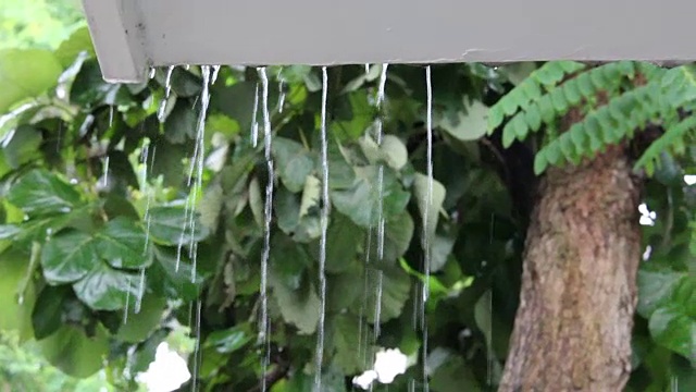 雨水落在屋顶上视频素材