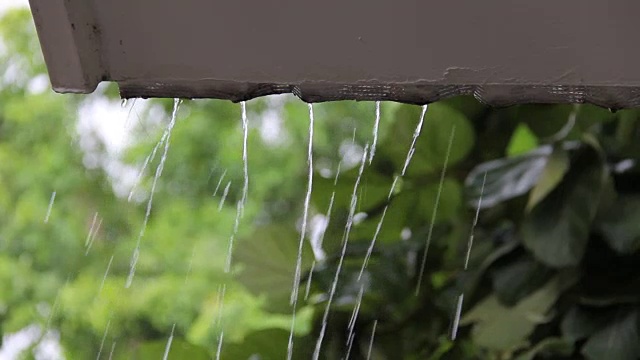 雨水落在屋顶上视频素材