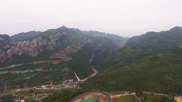 鸟瞰图景观乡村公路热带山，贵州省，中国视频素材