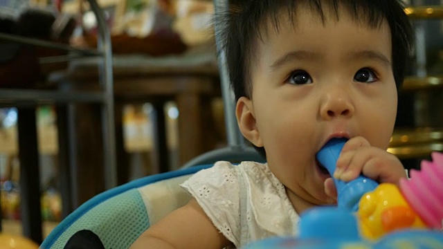 婴儿吃玩具，乳牙严重视频素材
