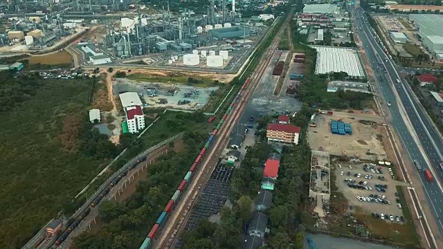 装有集装箱的货运列车鸟瞰图视频素材