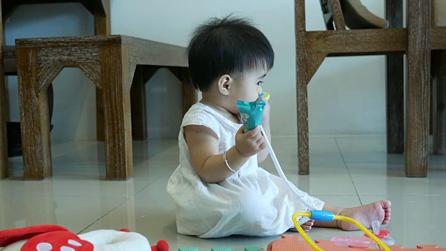 婴儿吃玩具，乳牙严重视频素材