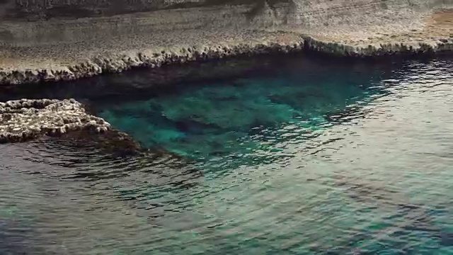 美丽的岩石和绿松石地中海全景，在地标格列科角塞浦路斯。海滨在夏天视频素材