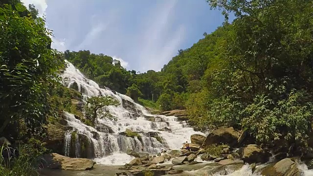 风景优美，瀑布在野外视频素材