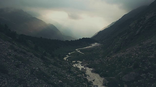 鸟瞰图山脉景观。徒步旅行小组在山间小径上行走视频素材