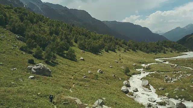 全景从山顶景观。山徒步旅行视频素材