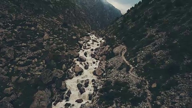 鸟瞰山河和徒步远足组。山全景视频素材