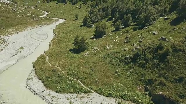 顶视图远足的人旅行的背景山河。山徒步旅行视频素材