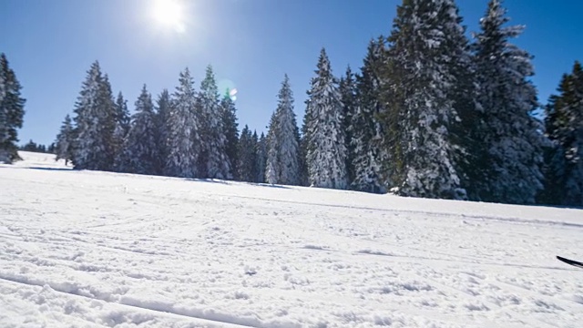 越野滑雪者在山上滑冰视频素材