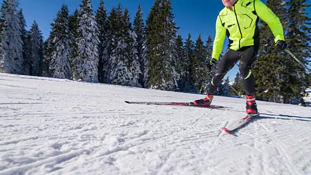 越野滑雪者在山上滑冰视频素材