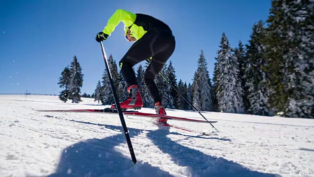 专业的越野滑雪运动员在山上滑冰视频素材