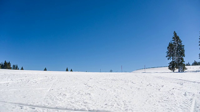 越野滑雪者在山上滑冰视频素材