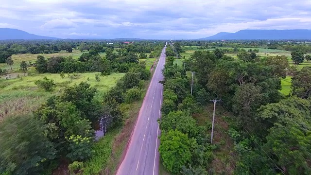 泰国乡村公路鸟瞰图。视频素材