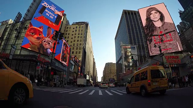 从汽车的视角看纽约市的街道。美国最大的城市，有摩天大楼和高层建筑。视频素材