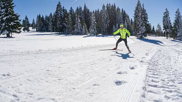 专业的越野滑雪运动员在山上滑冰视频素材