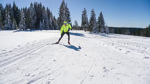 专业的越野滑雪运动员在山上滑冰视频素材