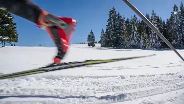 越野滑雪者在一个冬天的风景视频素材