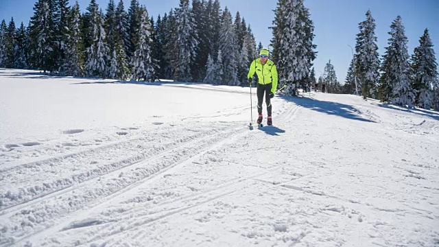 在一条平行的槽状滑雪跑道上的越野滑雪者视频素材