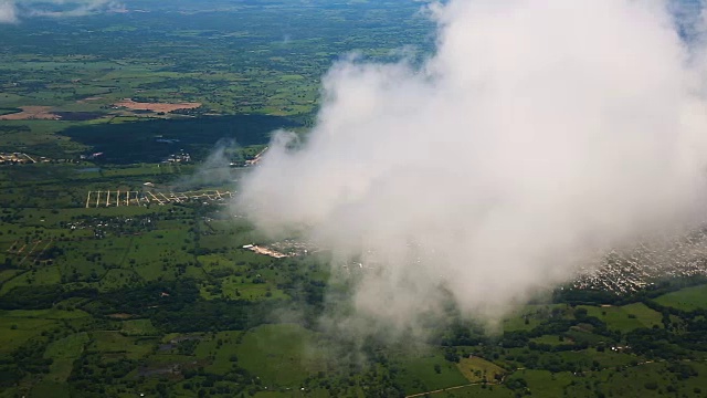 飞机在高山和城市上空降落。视频下载