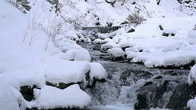 冬季山区河流急流的缓慢运动视频素材