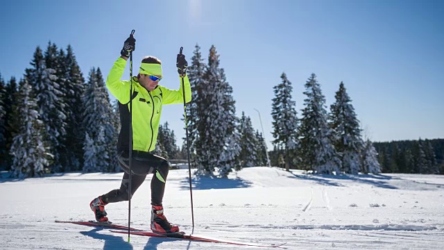 越野滑雪运动员做弓步和准备比赛视频素材