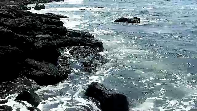 小海浪冲击黑色熔岩岩海岸科纳夏威夷视频素材