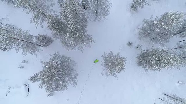 航拍:在芬兰严酷的冬天，精疲力竭的人们在厚厚的积雪中跋涉视频素材