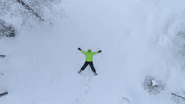 天线:快乐微笑的女孩在雪山上的新雪中制作雪角视频素材