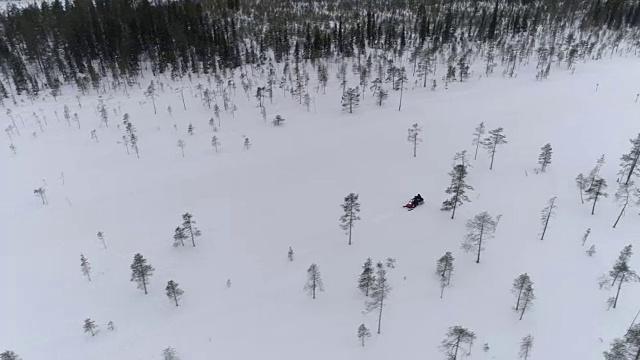 近距离观察一对不认识的夫妇在雪山斜坡上驾驶雪地摩托视频素材