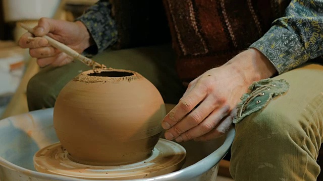 专业男性陶工在车间，工作室工作视频素材