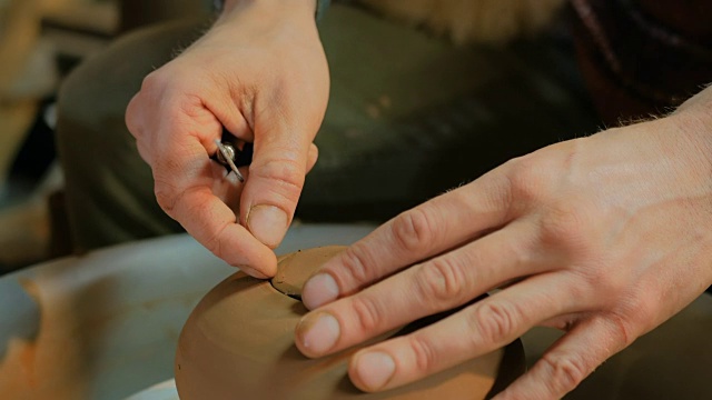 专业男性陶工在车间，工作室工作视频素材