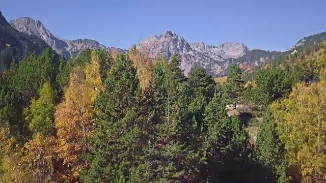 向上移动实时视频圣毛里奇湖在比利牛斯山，加泰罗尼亚，西班牙视频素材