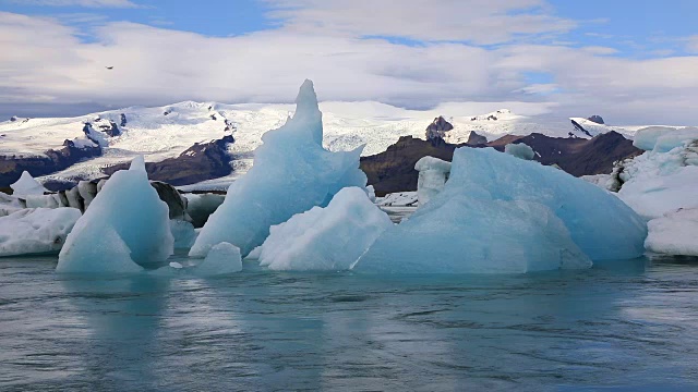 冰岛Jokulsarlon冰川湖上漂浮的大块冰块视频素材