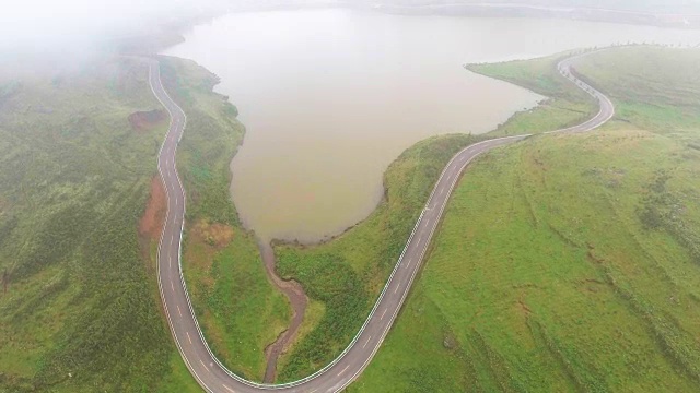 鸟瞰图景观乡村公路上的绿山，贵州省，中国视频素材