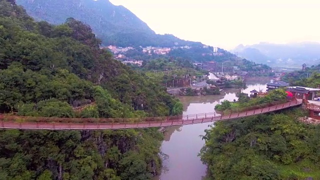 鸟瞰图部落村庄在山谷中的绿色自然，贵州，中国视频素材