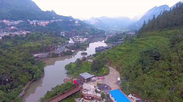 山谷部落村庄清晨的宁静景象，航拍视频素材