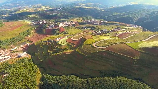 风景如画的七彩山和山脉对蓝天鸟瞰图视频素材