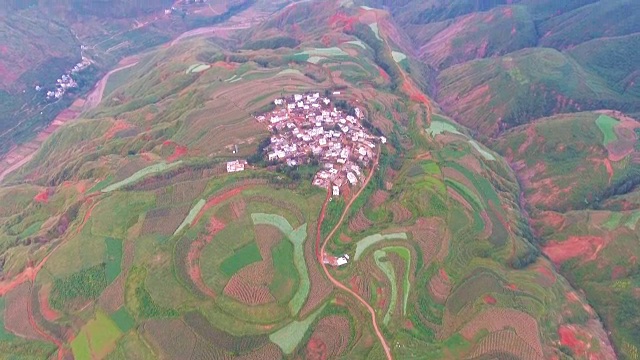 鸟瞰图风景村庄在多彩的山谷，贵州省，中国视频素材