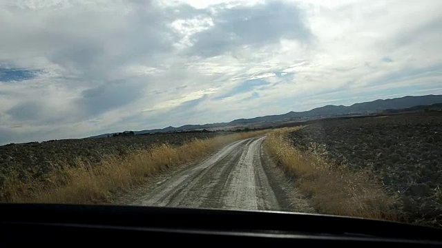 汽车在乡村道路上缓慢行驶视频素材