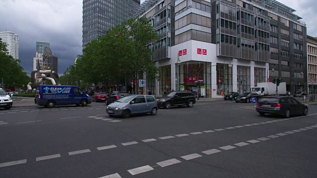 柏林交通的时间流逝(Tauentzienstraße / Nürnberger Straße)。德国柏林。视频素材