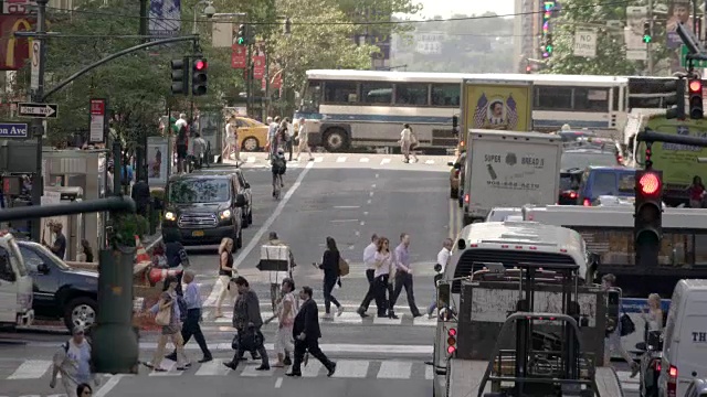 大都会城市街道上的交通状况。在大城市十字路口的汽车和其他车辆。视频素材