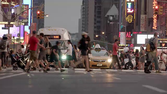 纽约街道上的交通。城市街道上的行人、通勤者和车辆。城市环境中的人行横道与十字路口。视频素材