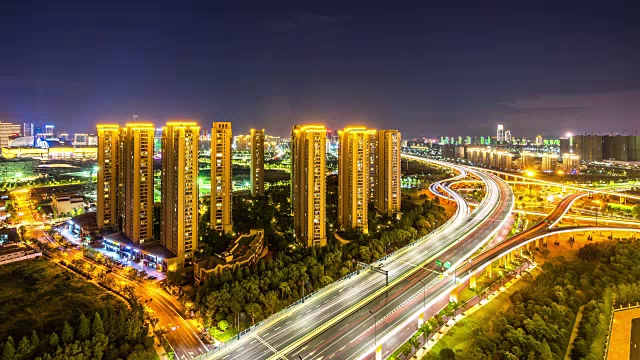 繁忙的道路和现代建筑在市中心的现代城市在夜晚的时间流逝视频素材